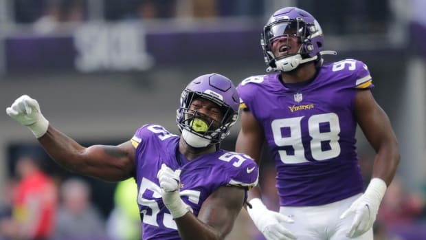 Minnesota Vikings linebacker Za'Darius Smith (55) celebrates sacking Green Bay Packers quarterback Aaron Rodgers with teammate linebacker D.J. Wonnum during their football game Sunday, September 11, 2022, at U.S. Bank Stadium in Minneapolis, Min. Dan Powers/USA TODAY NETWORK-Wisconsin Apc Packvsvikings 0911220343djp